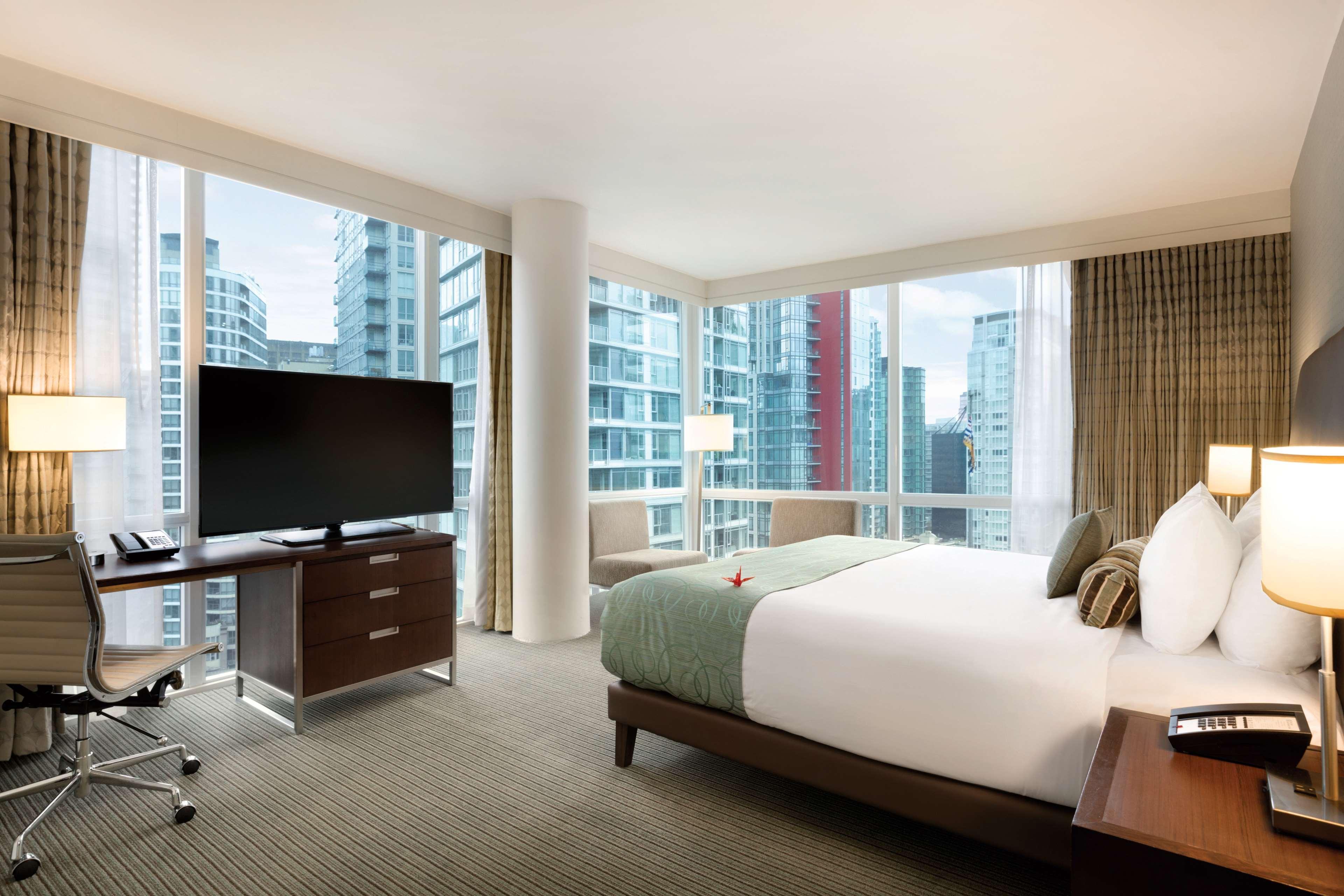 Coast Coal Harbour Vancouver Hotel By Apa Exterior photo